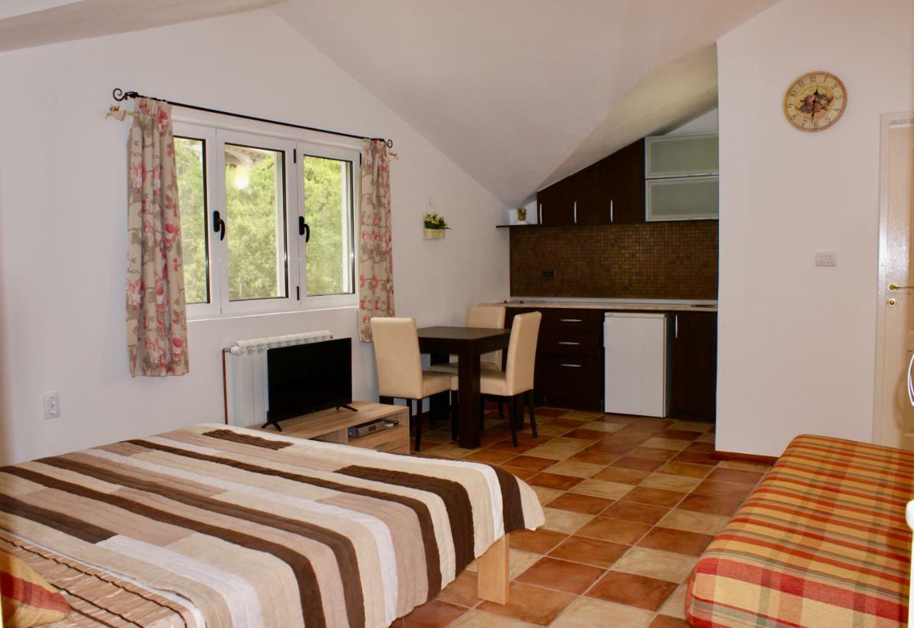 Studio Apartments Morinj Exterior foto